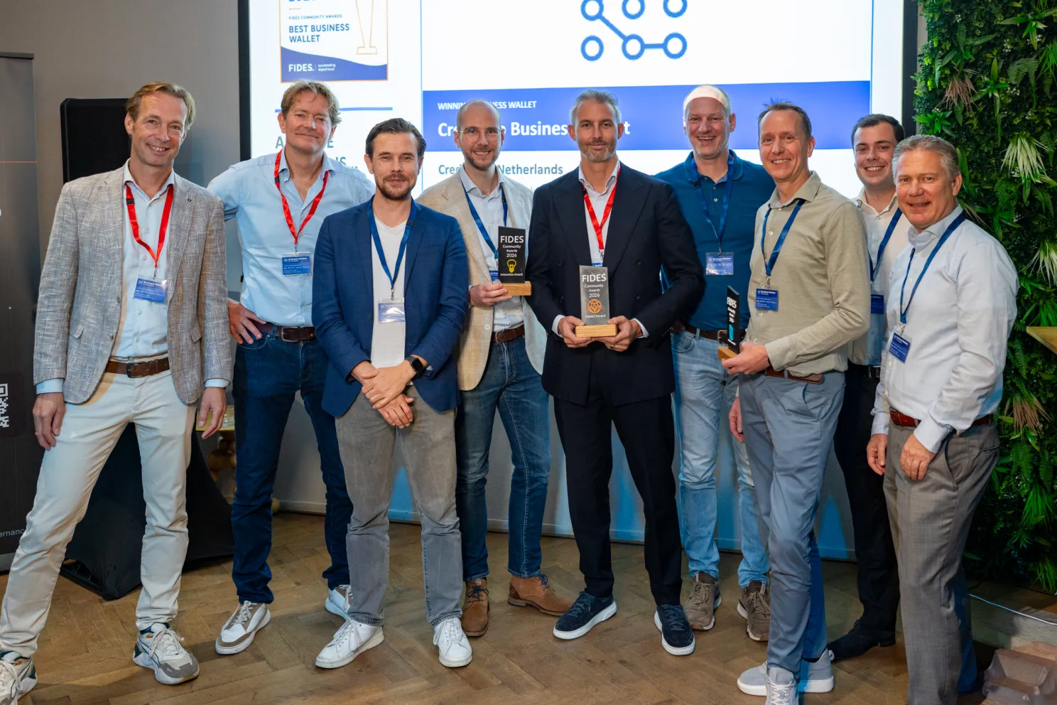 Tým Credenco a partneři na pódiu se dvěma oceněními FIDES Community Awards 2026